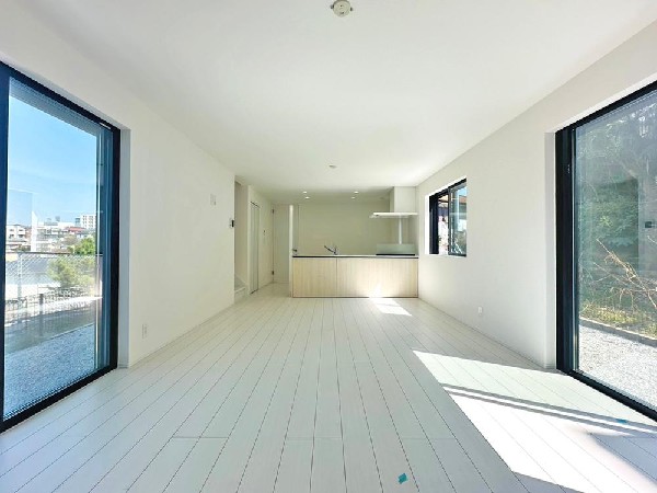 ☆☆家族の会話や笑顔が行き交うリビング☆☆  リビングで子供を走り回らせたい♪大きなソファやダイニングテーブルでゆったり食事をしたりくつろぎたい♪そんな夢が叶えられる空間です♪