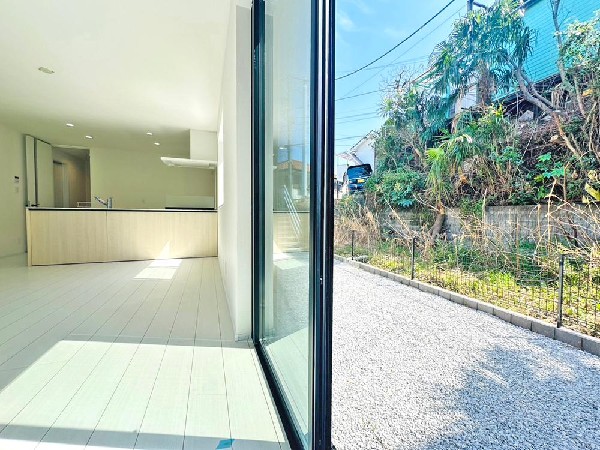 窓をあけるとすがすがしい空気が肌をひきしめる朝。鳥たちのさえずりが「おはよう」のあいさつに聞こえる。大好きなオムライスとコーヒーの香りにゆっくりと笑顔に変わっていく時間。