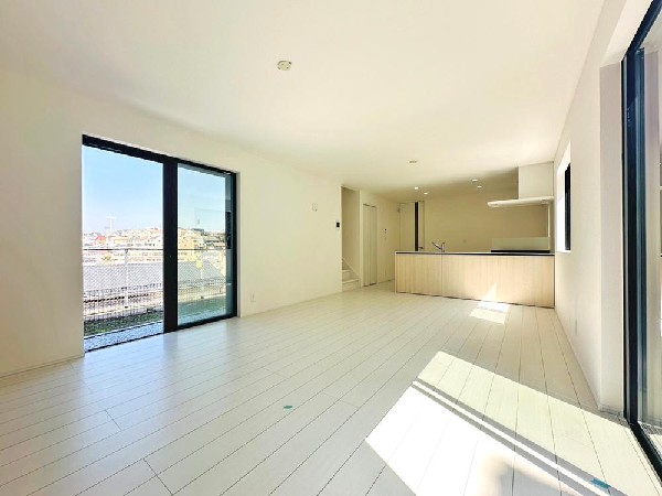 リズミカルな音楽が流れココロ踊るこのときめく空間。これまで何気なく感じていた家族の生活導線も美しく感じる瞬間　ここは我が家の”お城”なんだと幸せに包まれる。