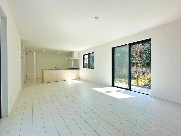 家族の思いを抱きながら、平和であることに感謝したくなる悠久の時。あたかかく感じるのは、陽当りだけではなかった！広く和やかに暮らせる空間と、家族の存在が胸にジーンと響きわたる。