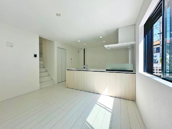 陽光とさわやかな風がハーモニーを奏でるダイニング　何気なく過ぎる時も上質なひとときに。