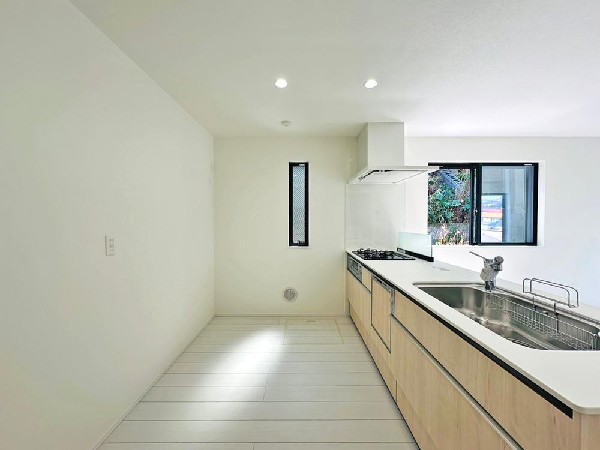 ☆☆ゆったりとしたキッチンスペース☆☆  家族の元気の源　それがこのキッチンです♪ひろびろとしたキッチンスペースには沢山の調理器具や調味料が収納でき、大きな流しもついてます　毎日のお料理が楽しみです♪