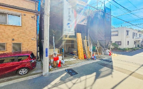 外観:閑静な住宅地で子育て家族にピッタリ。毎日のお散歩も快適な緑に恵まれたエリアで、自然に包まれた穏やかな暮らしを実現するための、ゆとりある住環境が整っています。緑の潤いを感じながらホッと生活できそう。