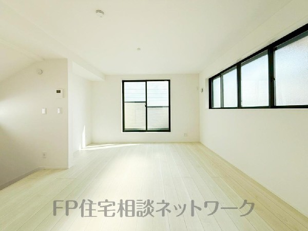 家族だんらんのスペースとなるリビング。窓が多い設計なので色々な角度から光が取り込めます。明るいリビングで新しい生活を。