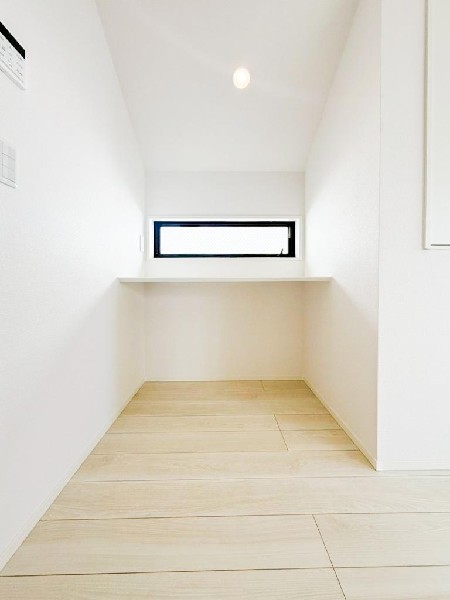 ある時はお子様のスタディスペースとして、観賞用のディスプレイとして、などいろいろな用途に活用できるカウンタースペース。「おさまりの良さ」が空間をすっきり見せる効果を引き立たせます。