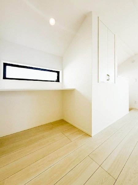 ある時はお子様のスタディスペースとして、観賞用のディスプレイとして、などいろいろな用途に活用できるカウンタースペース。「おさまりの良さ」が空間をすっきり見せる効果を引き立たせます。