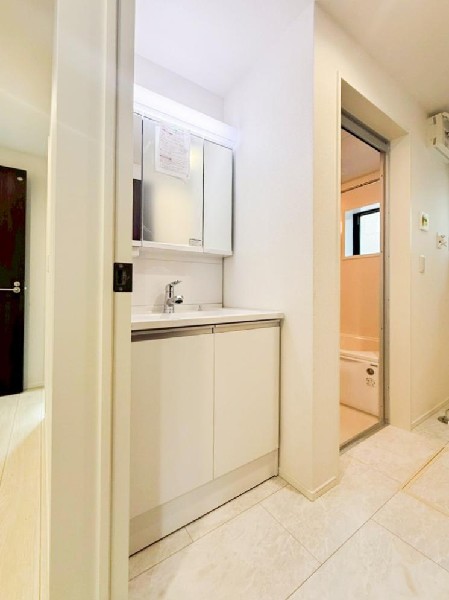 ゆとりの洗面スペースで朝の身支度も快適スムーズに。三面鏡で髪のセットやお化粧もストレスなくこなせ、朝から気分良く通勤通学に向かえそうですね！鏡の裏にはたっぷりと収納スペースを標準装備！