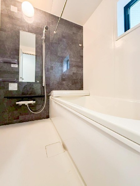 ゆったり入れる一坪バス。足を伸ばして入れるサイズは一日の疲れを癒すのに嬉しい広さ。お子様と一緒の入浴でも充分な広さです。