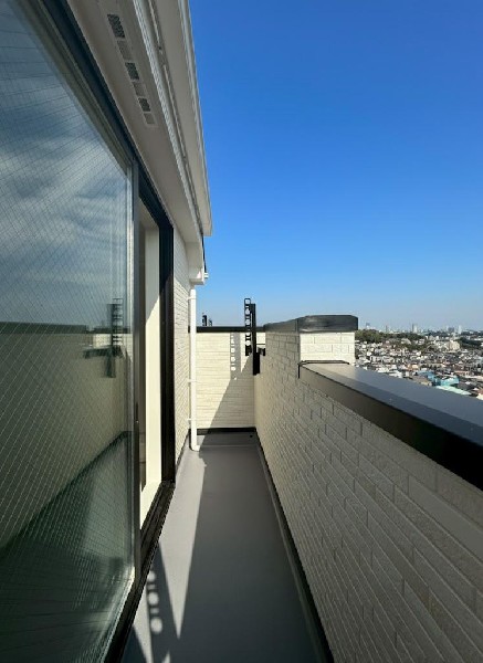 南からの明るい光が差しこむ陽だまりの空間。南に大きく面したバルコニーでお洗濯もあっという間に乾きそう。家事もスムーズにこなせますね。太陽の匂いが感じられる心地よさ。