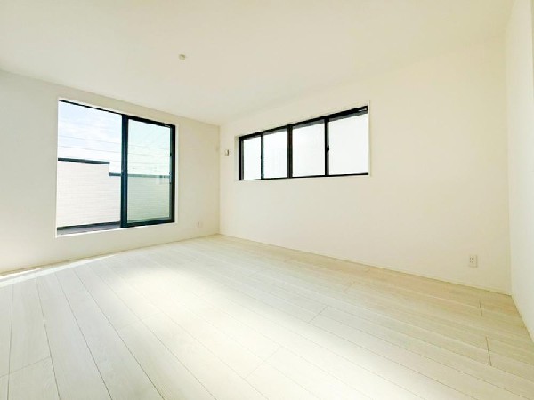 快適性とゆとりをデザインしたリビングは15.84帖もの広さ。2階リビングなので、目線を気にせず昼夜窓を開放しても寛げる。陽当たりの良さはもちろん、眺望良好なので遠方の景色が疲れを癒します。