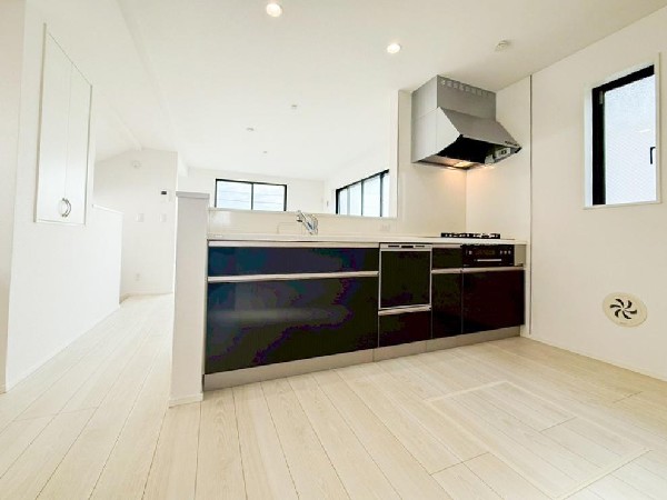 対面式のカウンターキッチンですので、出来上がったお料理をカウンターに並べてお子様が運ぶなど、お手伝いの時間も増えそうですね。何気ないことから深まるコミュニケーションが大切です。