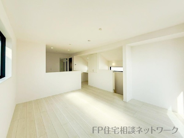 清潔感あるカラーで仕上げられた内装です。世代を問わず人気で、インテリアも合わせやすい色調ですので、落ち着きと安らぎを感じさせる雰囲気になっています。