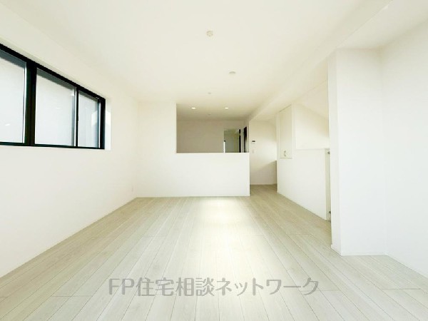 15.84帖の広々ＬＤＫ。導線もしっかりと取れているので、ダイニングテーブルやソファーなどの家具もしっかりと配置できます。ゆったりとした広さの空間でご家族だんらんの時間をお過ごしください。