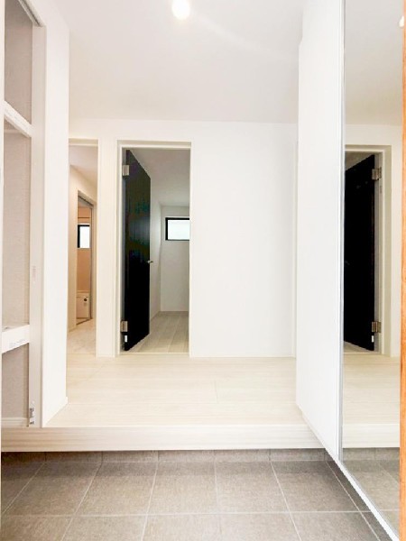 外観:玄関収納は、天井まであるタイプのため、家族全員の履物がたっぷりと収納できます。大きな扉一枚サイズの鏡付で、お出かけ前の身だしなみチェックにも便利です。