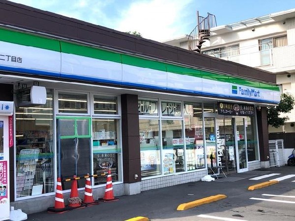 周辺環境:ファミリーマート六ッ川二丁目店(ファミリーマート六ッ川二丁目店まで550m)