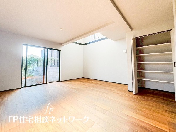 【B棟】家族だんらんのスペースとなるリビング。窓が多い設計なので色々な角度から光が取り込めます。明るいリビングで新しい生活を。