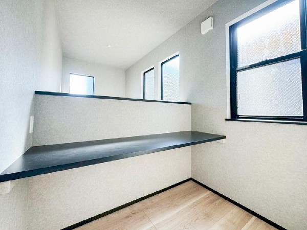 【B棟】テレワークで自宅での作業が多い方に嬉しい。吹き抜けに面したワークスペースは明るく、作業に集中できそうです。他にも勉強など、様々なシーンに応じてご利用いただけそうですね。