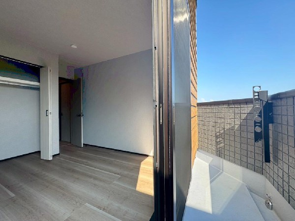 南からの明るい光が差しこむ陽だまりの空間。南に大きく面したバルコニーでお洗濯もあっという間に乾きそう。家事もスムーズにこなせますね。太陽の匂いが感じられる心地よさ。