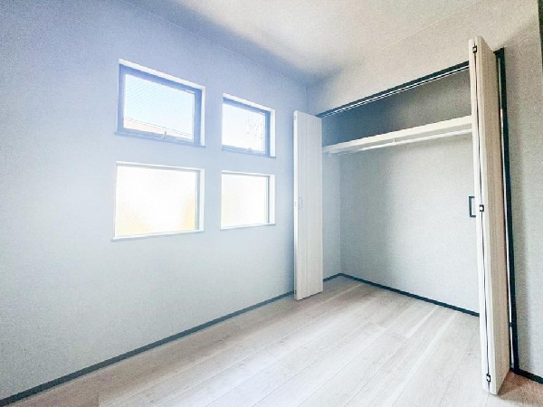 全居室に収納クローゼットを完備。普段使いのお洋服や小物はもちろん、季節物のお洋服などもしっかりと整理整頓出来る。居室空間を隅々まで使えるのが嬉しい。