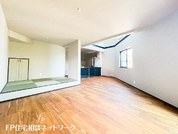 【A棟】リビングに隣接した和室があります。小さいお子様が遊ぶ場としてちょうどよいかもしれません。洗濯物をたたんだり、お昼寝をしたり、多用途にお使いいただけます。