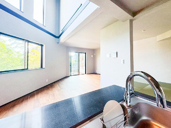 食事の支度をしながらリビングを見渡せる対面キッチンです。最近はリビングで勉強するお子様も増えてきているようです。