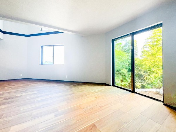 【A棟】ＬＤＫのメインとなる大きな窓。大きめの開口部から暖かい陽射しが長い時間射し込みます。天気の良い日は是非窓を開けて風通しの良さもご体感下さい。明るいＬＤＫがご家族団欒の時を作ります。