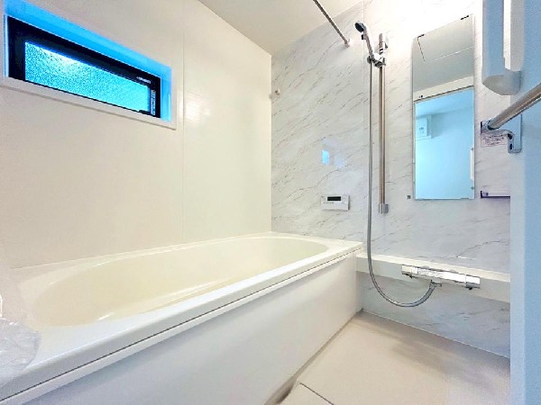 足をのばして湯船につかる。今日あったことをぼんやり思い出してみる。疲れた体を癒やし明日への活力を養う憩いの空間。