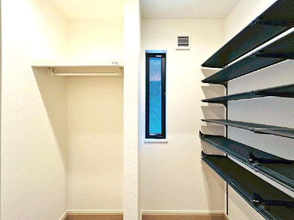 外観:適材適所の収納。すっきり暮らすことができるシューズクローク。収納棚は自分好みに高さや数を変えることができます！