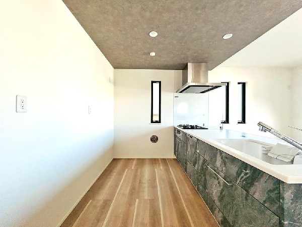 家族で並んでクッキング。皆でわいわい楽しく作るお料理は愛情たっぷりのごちそうに。キッチンで過ごす家族時間は大人になっても心に残る素敵なオンリーワン。