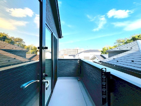 広がる景色がまるで絵画のように感じる。あたたかな光あふれる家族の憩いの場。