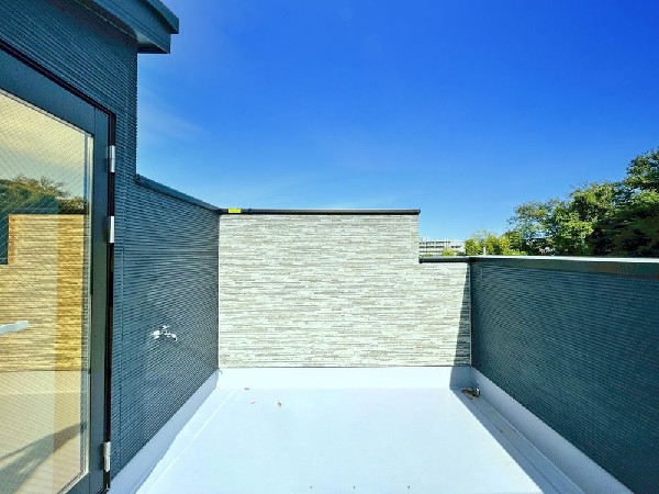 広がる景色がまるで絵画のように感じる。あたたかな光あふれる家族の憩いの場。