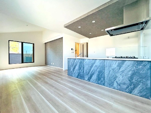 窓を開けるとスッーとそよぐ風を感じる。だんらんという場所はここから始まり、暮らし継がれる。家族の笑顔が集う素敵な場所だから、こだわりの思いがたくさん詰まっている。