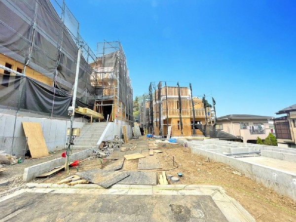 外観:窓枠から切り取られたまるで写真のような澄み切った光景。季節の移り変わりとともに、ゆっくりと愛でる時のありがたみ。