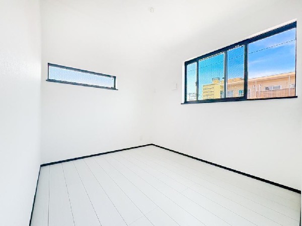 ◇居室◇  開放感のある3階の居室は日当りもよく日中は明るい日差しが射し込みます。また、道路からの目線も気になりにくいのでプライバシーも守られやすいですね。