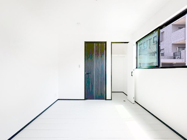 ◇居室◇  光が取り込みやすい2面採光の居室。日当たり良好です。クローゼットを完備し、収納スペースも十分。初めてのお子様にとっての「自分の部屋」。学習デスクやベッドの配置もラクラクです。