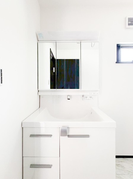 ◇洗面化粧台◇  ３面鏡で髪のセットやお化粧もストレスなくこなせ、朝から気分良く通勤通学に向かえそうですね！鏡の裏にはたっぷりと収納スペースを標準装備！