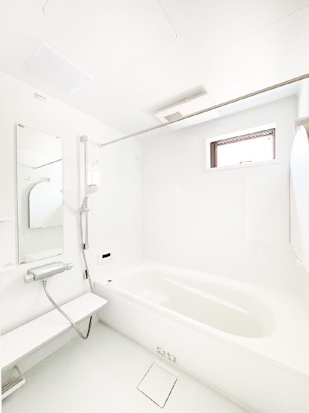 ◇浴室◇  ゆったりと寛げる広々バス。殆どの方は足を伸ばして入浴することが可能で一日の疲れを癒す貴重なバスタイムです。お子様とご一緒にリビングとは違った家族団欒のひと時をお楽しみ下さい。