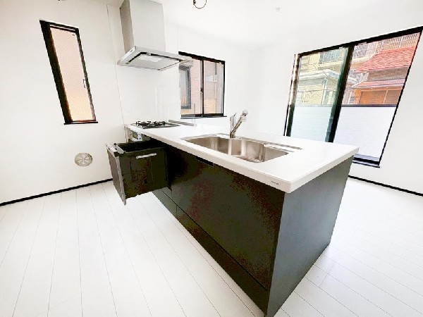 ◇キッチン◇  家族の様子を感じながらお料理できる、リビングとの一体感のある開放的な空間です。週末は家族揃ってランチなどはいかがでしょうか？