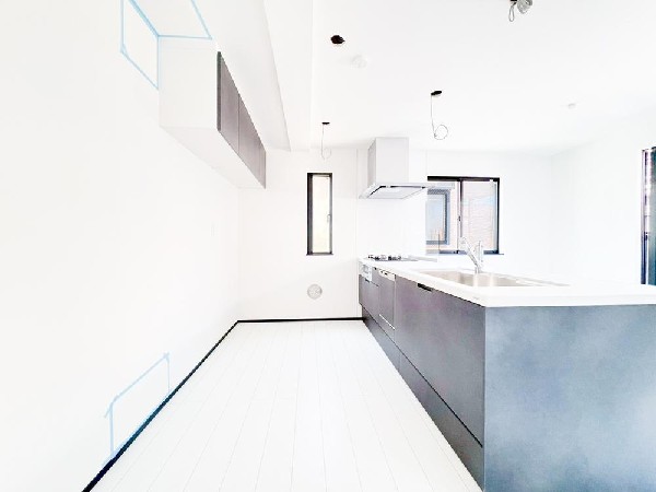 ◇キッチン◇  広々キッチンは収納も大容量。お鍋やフライパン、油や調味料など沢山収納できるスペースを確保しています。キッチンがスッキリすると食事の支度や片付けがはかどります。