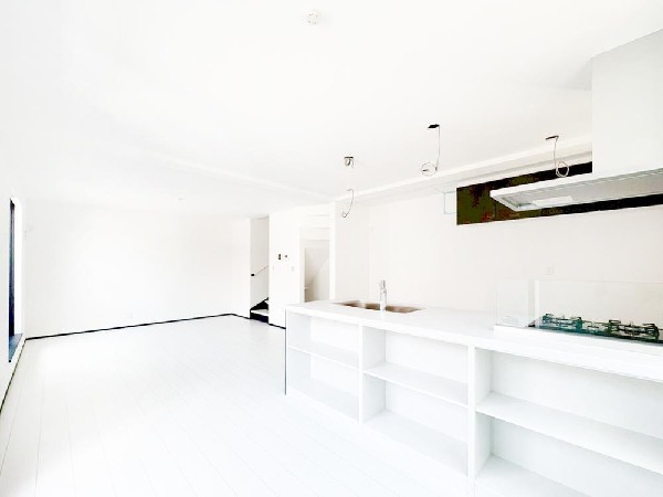 ◇リビング・ダイニング◇  リビングとダイニングは各スペースがしっかりと確保され、かつ一体感のある空間に。家具の配置もしやすい間取り設計です。キッチンは対面式採用でご家族の会話も弾みます。