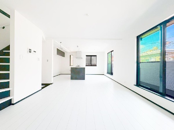 ◇リビング・ダイニング◇  ソファを置いてゆったり寛げる広さのリビングは、ご家族の憩いの場にぴったり！ダイニングテーブルやソファー、ローテーブル等の家具もしっかりと配置できます。