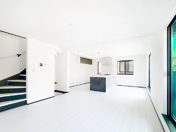 ◇リビング・ダイニング◇  家族と過ごす時間を大切にする方にピッタリのゆとりの住空間です。お子様が元気に走り回っても安心して見守れます。家族の笑い声が今にも目に浮かびそうですね。