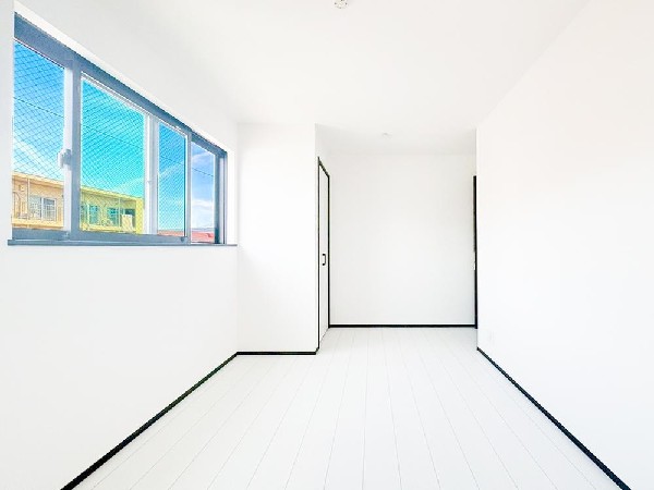 ◇居室◇  光が沢山取り込める大きな窓。日差しを長時間受ける事が出来る暖かいお部屋です。もちろんペアガラスなので、遮音性に優れ、結露も発生しにくい構造。サッシ周りのカビが発生しにくくなりますね。