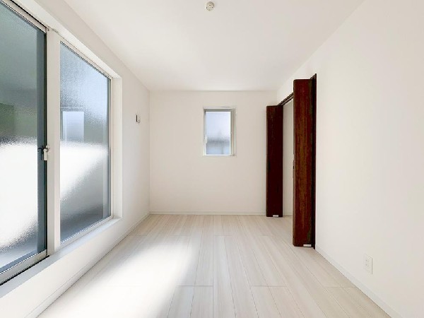 光が沢山取り込める大きな窓。日差しを長時間受ける事が出来る暖かいお部屋です。もちろんペアガラスなので、遮音性に優れ、結露も発生しにくい構造。サッシ周りのカビが発生しにくくなりますね。