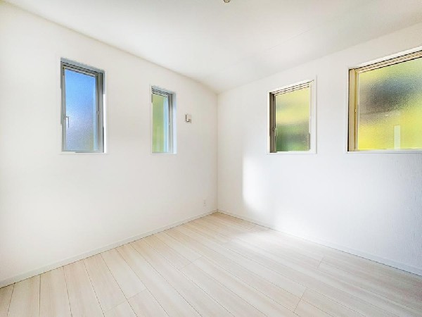 遊びも！勉強も！兄弟仲良く、家族の会話が増える間取りです。居室内はいつも明るい印象で、気持ちの良い朝を迎えられそう。毎日の生活も自然と明るくなりますね。