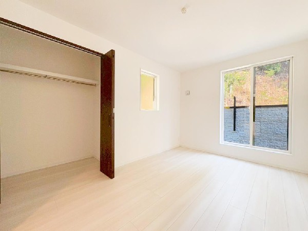 収納力が豊富な大型クローゼット。普段着やスーツはもちろん、コート類などもしっかり掛けられます。奥行きもあるので、収納ボックスをそのままクローゼットの中へ。部屋にものが出ずスッキリしますね。