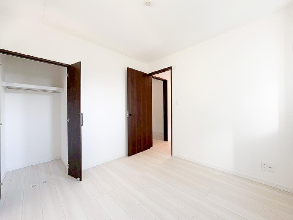 全居室に収納クローゼットを完備！普段使いのお洋服や小物はもちろん、季節物のお洋服などもしっかりと整理整頓おしまい頂けます。居室空間をより広く隅々までお使いいただけますね。