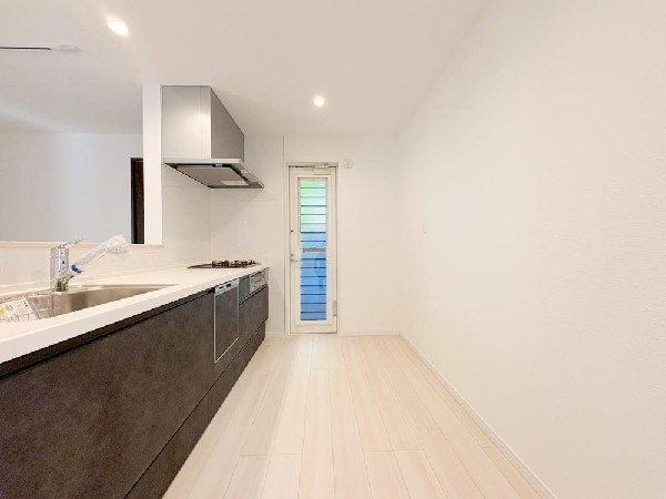 リビングで遊ぶお子様を見守りながらお料理が出来る対面式カウンターキッチンは料理をしながらでもご家族との会話を楽しめます！大切なご家族をいつも身近に感じられ毎日のお料理も楽しくなりますね！