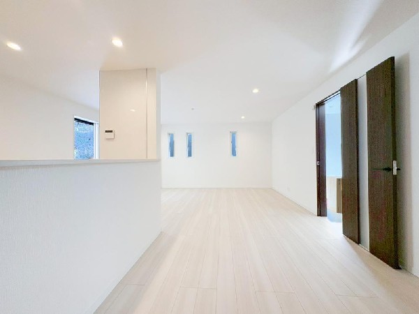 対面式のカウンターキッチンは、出来上がったお料理をカウンターに並べてお子様が運ぶなど、お手伝いの時間も増えそうですね！家族と会話をしながら料理を楽しめ一体感を感じられるキッチン。