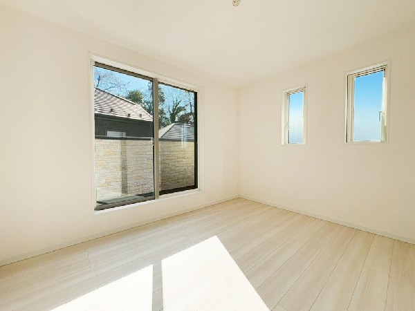 2面採光でお部屋の隅々まで明るい居室。おひさまの光を、爽やかな風をたっぷりと取り込めます。居室内はいつも明るい印象ですので、気持ちの良い朝を迎えられそう。毎日の生活も自然と明るくなりますね。